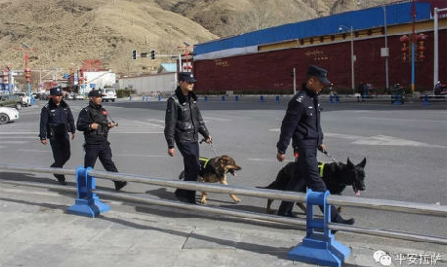 警察在西藏拉萨巡逻场景（消息人士提供/微信）