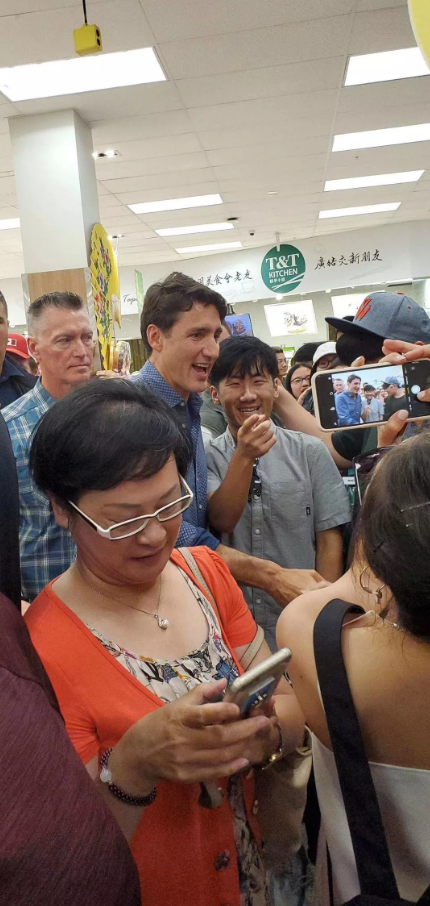刚刚 特鲁多在华人超市发月饼，被大爷大妈包围
