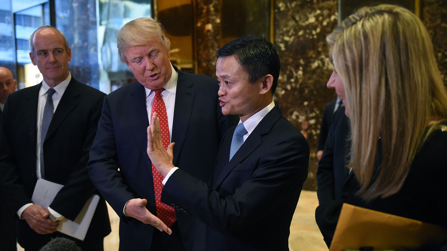 资料图片：2017年1月9日，马云与特朗普在纽约特朗普大厦会谈。（AFP）