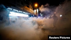 星期六晚上抗议者在港铁元朗站静坐抗议，警方施放催泪弹。（路透社）