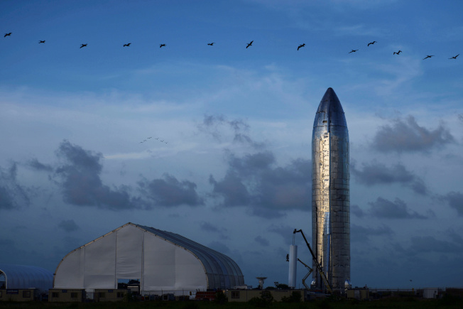 马斯克在德州南部的SpaceX发射基地，发表“星舰”(Starship)计画，打造新一代SpaceX太空船，可用以载运人员及货物前往月球、火星，甚至太阳系任何一个角落，还能返回地球。(路透)
