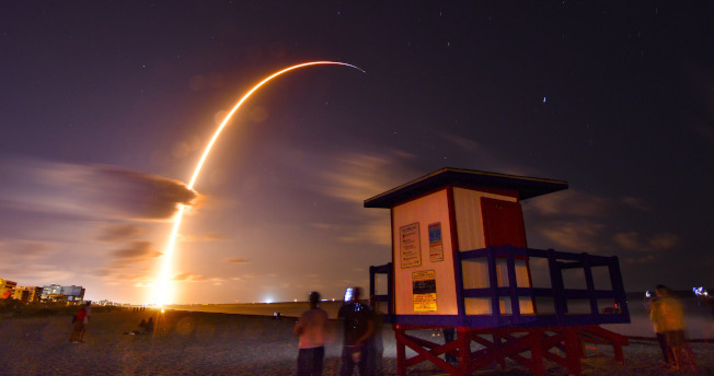 今年5月23日傍晚，特大火箭Falcon 9 SpaceX在佛州发射，绽发出炫人色彩，载有60枚卫星到地球轨道。(美联社)
