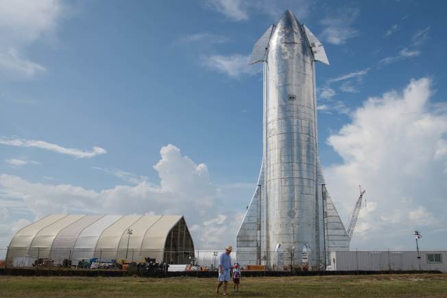 马斯克在德州南部的SpaceX发射基地，发表“星舰”(Starship)计画，打造新一代SpaceX太空船，可用以载运人员及货物前往月球、火星，甚至太阳系任何一个角落，还能返回地球。(Getty Image)