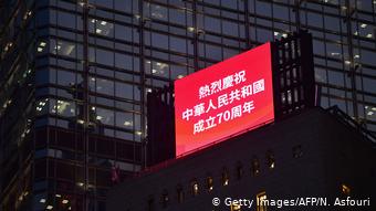 Hongkong | Anzeigetafel zum Gedenken an den 70. Jahrestag der Volksrepublik China (Getty Images/AFP/N. Asfouri)