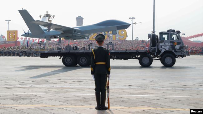 2019年10月1日中华人民共和国成立70周年阅兵式上，一辆载有无人航空载具的军用车辆经过天安门广场。