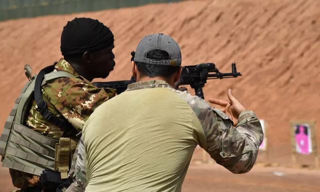 美国再度兵临索马里，反恐战事不断升级，又有多名美军死伤