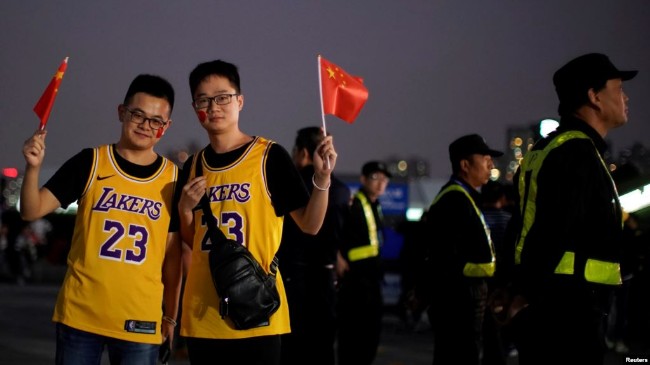 中国球迷真“中国” 带国旗、看NBA  两头有好处