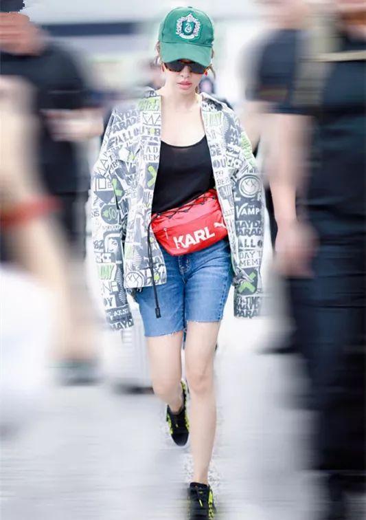 蔡依林用十年前的时尚遛机场 穿老头背心