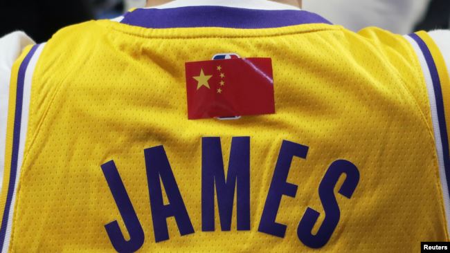 NBA超级明星勒布朗·詹姆斯的中国球迷身穿有他名字的背心观看洛杉矶湖人队和布鲁克林篮网队在上海的比赛。（2019年10月10日）