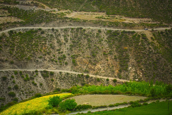西藏有个边境小城 峡谷风光却勘称一绝