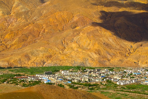 西藏有个边境小城 峡谷风光却勘称一绝