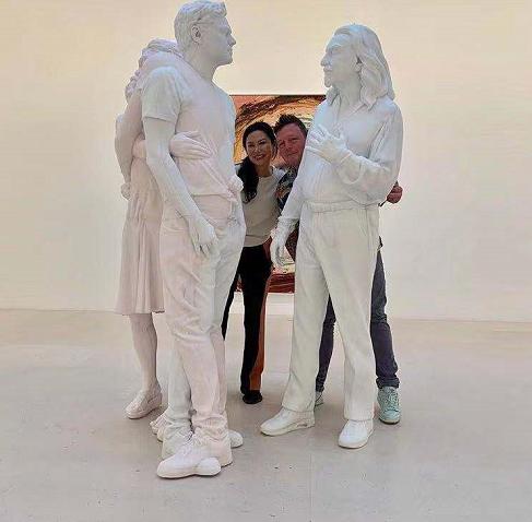 梅开二度？邓文迪与一男子站雕塑旁合影，“夫妻式”站姿引争议