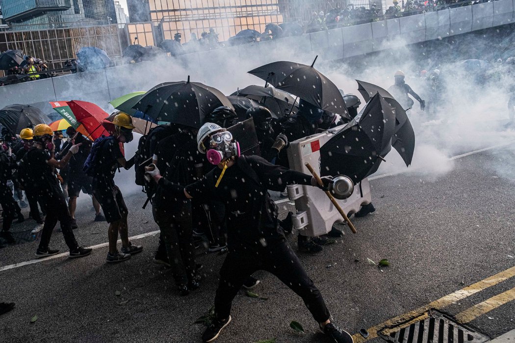 缓和香港日趋暴力的抗议活动的任务，极有可能会落在本地极有影响力的亲北京阵营的头上。