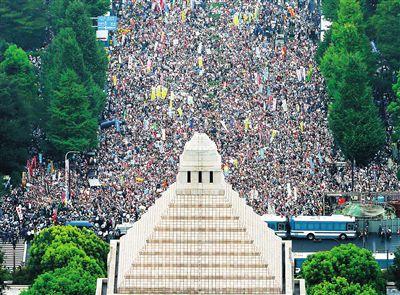 2018年12万日本民众举行反对安保法案抗议集会（资料图）
