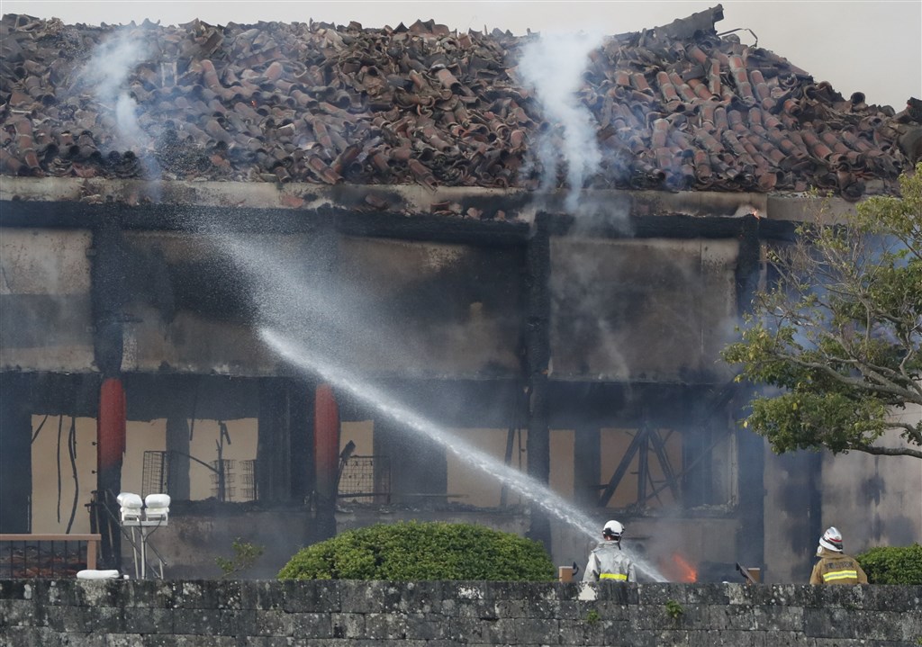 位於日本南部沖繩的世界文化遺產「首里城」宮殿31日清晨發生大火，當地時間清晨6時消防員仍持續搶救。（共同社提供）
