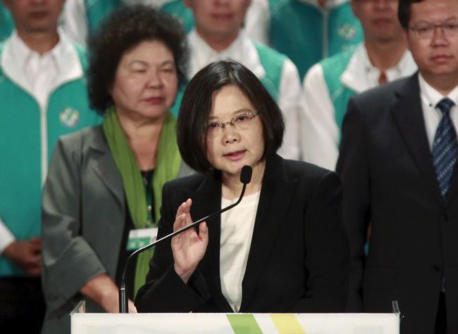 台湾总统蔡英文在一场选举造势场合上讲话(资料照片)