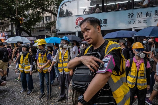 香港抗议者背后的志愿者大军