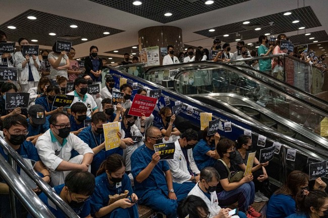 香港抗议者背后的志愿者大军