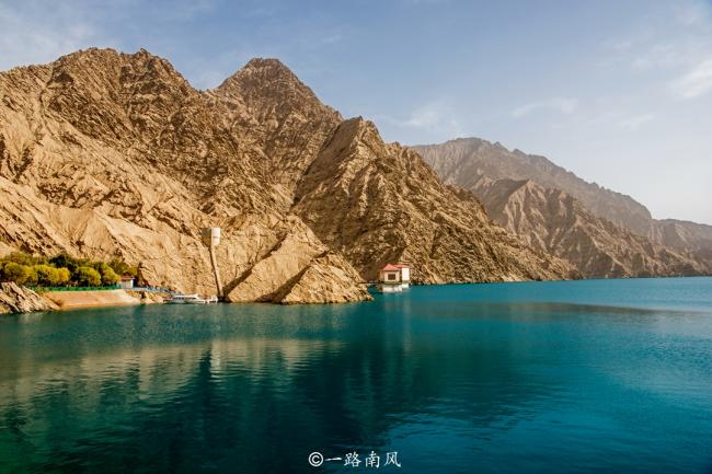 建在新疆沙漠深处的4A景区 水色浅蓝
