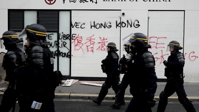 黄背心周年抗议 巴黎中国银行被涂撑香港标语
