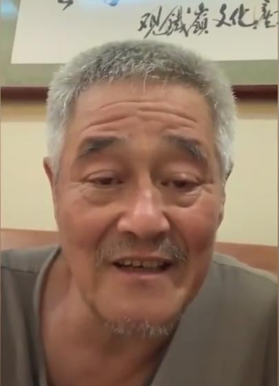 62岁赵本山直播出镜 满头白发眼睛呆滞