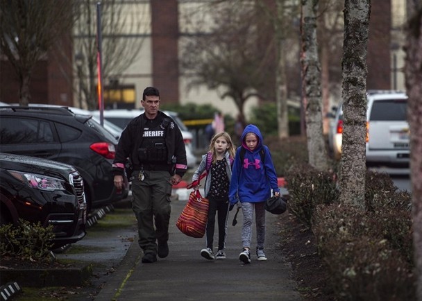华盛顿惊爆小学枪击案酿3伤 疑为家暴纠纷