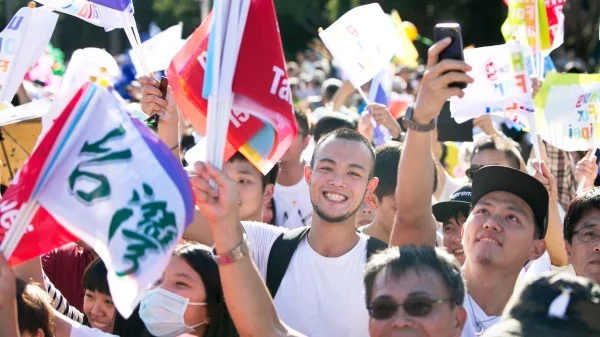 自认台湾人创新高 国民党政党票陷危机