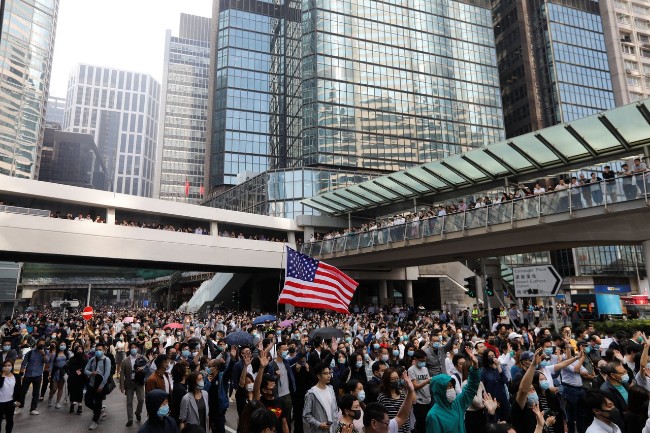 川普签香港法案 表示美中贸易协议结果定了