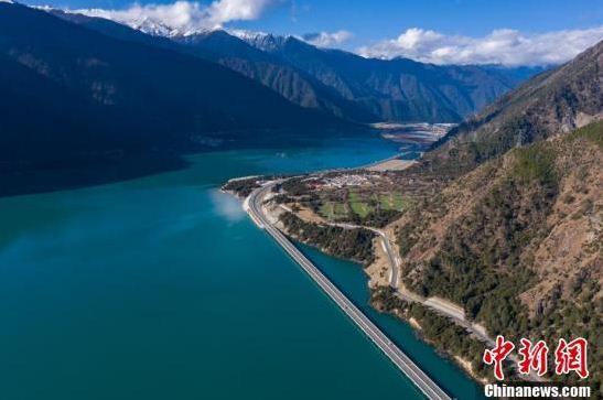 上帝视角 航拍西藏“最美水上公路”