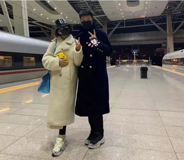 范冰冰坐高铁低调返京 获老爸在车站迎接