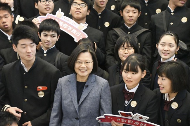 日本高中生访台湾总统府 总统突现身问这个问题