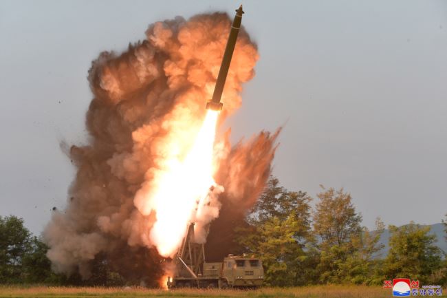 朝鲜官方的中央通讯社9月10发布的超大型多级火箭发射的图片。（资料照 路透社发）