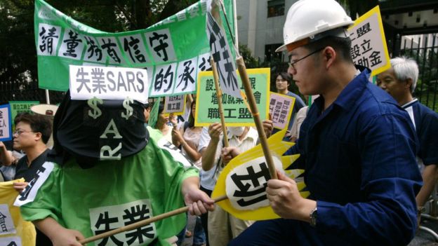 香港示威半年：经济跌入谷底 路在何方？
