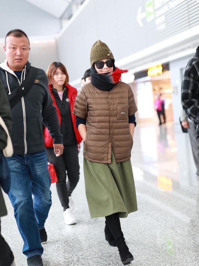 刘若英穿绒大衣现身机场 打扮的大气时髦