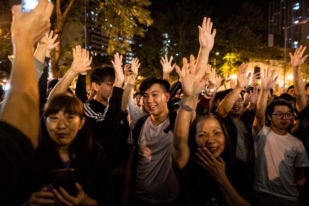11月，民主支持者在香港一个投票站外庆祝。