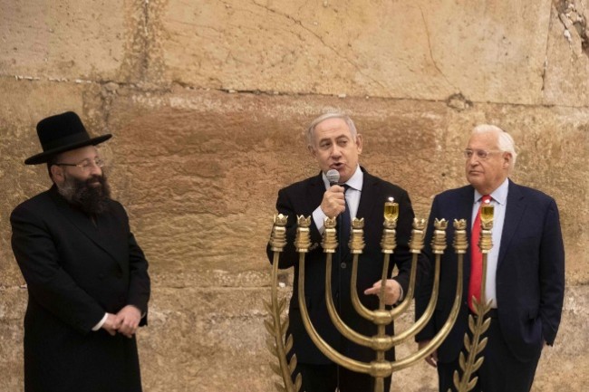 竞选造势遇火箭 以色列总理躲防空洞