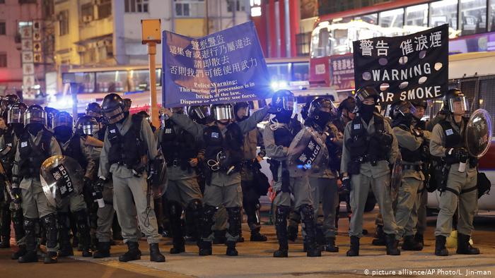 Hongkong l Anti-Regierungsproteste an Weihnachten - Sicherheitskräfte warnen mit Bannern (picture alliance/AP Photo/L. Jin-man)