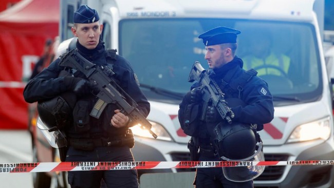 巴黎南郊砍人案 凶手是神经病还是恐怖分子？