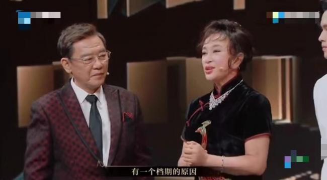 67岁刘晓庆与24岁鲜肉演情侣 舞台上当场卸妆