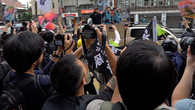香港人在台北街头向蔡英文车队表示支持（记者陈明忠摄）