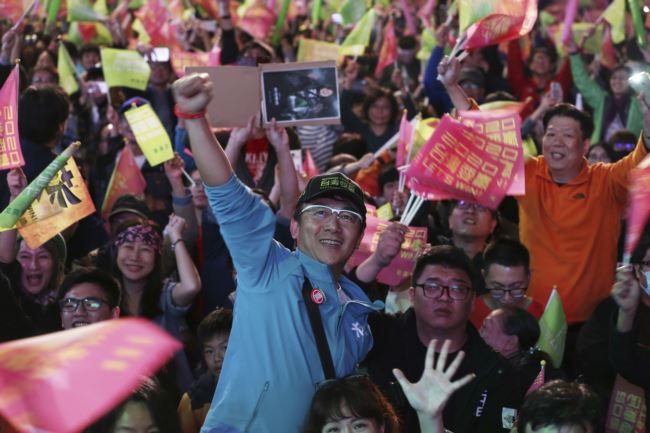 2020年1月11日，支持蔡英文的选民在台北欢呼胜利(美联社资料照)