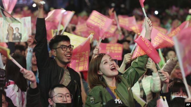 台湾总统蔡英文的支持者庆祝蔡英文胜选连任。（2020年1月11日）