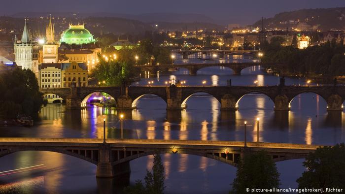 Tschechien Tourismus in Prag bei Nacht (picture-alliance/imagebroker/J. Richter)
