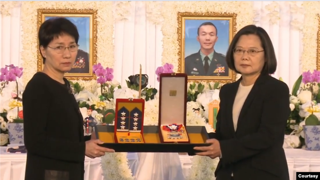 台湾总统蔡英文主持黑鹰直升机遇难官兵公祭仪式。（2020年1月14日）