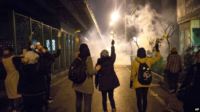 示威者在德黑兰阿米尔卡比尔理工大学前举花悼念被军方击落的乌克兰客机上的死难者，警方释放催泪瓦斯。（2020年1月11日）