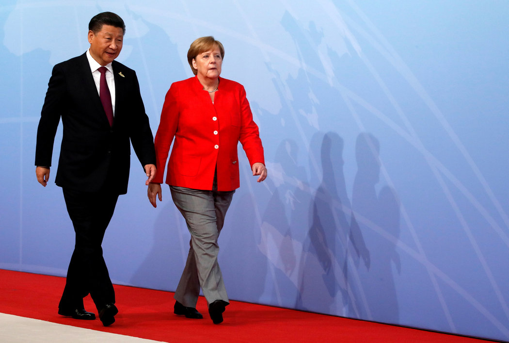 中国国家主席习近平与默克尔在2017年G20峰会上会晤。作为亲商业的基督教民主党的守护人，默克尔反对封杀华为。