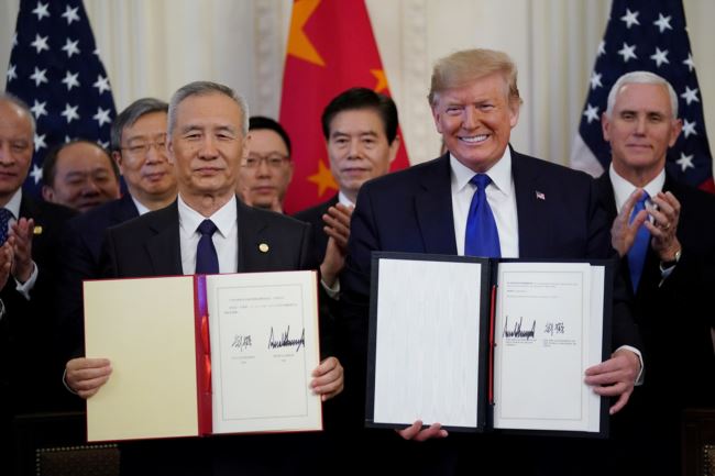 2020年1月15日，特朗普总统和中国副总理刘鹤在白宫签字之后合影。