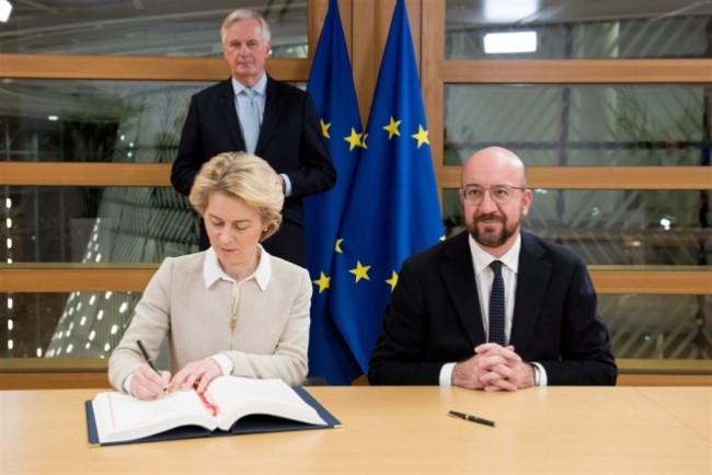 欧盟高官签了 英国脱欧协议将送欧洲议会批准