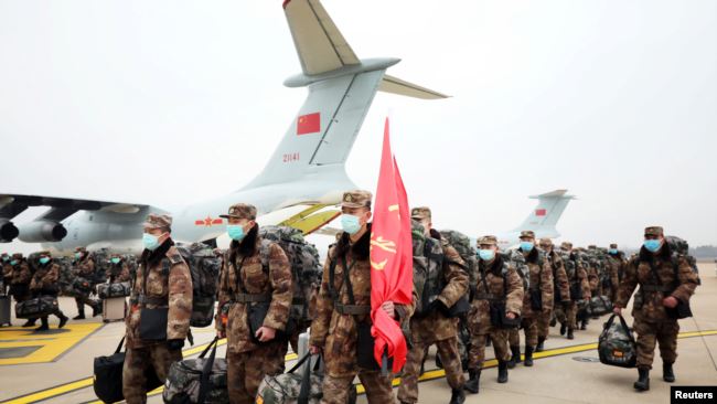 中国军队医护人员乘坐军机抵达武汉天河国际机场。（2020年2月2日）