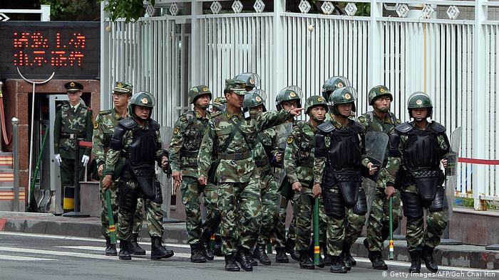China Uiguren Polizei in Urumqi (Getty Images/AFP/Goh Chai Hin)